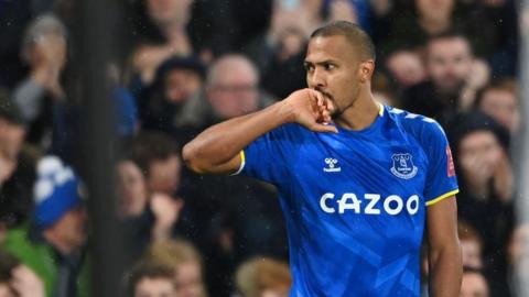 Salomon Rondon scores for Everton