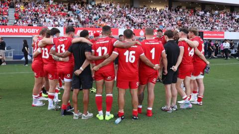 Chwaraewyr rygbi Cymru yn Japan