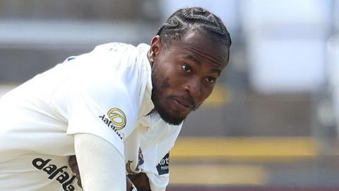 Jofra Archer bowling