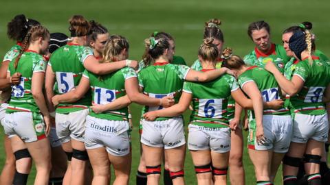 Leicester Tigers' women's team in a huddle