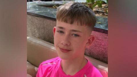 Finley Dawson wearing a pink t-shirt 