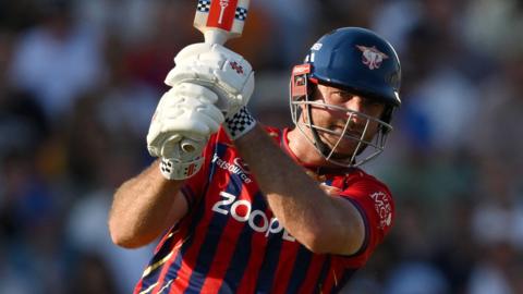Manchester Super Giants opener Paul Walter plays a shot