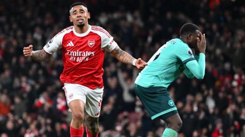 Gabriel Jesus celebrates as Yerson Mosquera holds his head in his hands