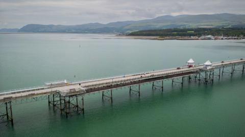 Pier y Garth, Bangor