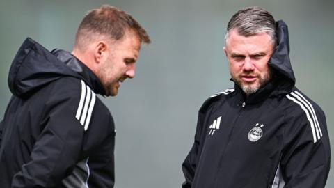 Peter Leven chats to Jimmy Thelin in Aberdeen training