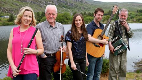Muireann NicAmhlaoibh, Matt Cranitch, Julie Fowlis, Caoimhín Ó Fearghail agus Jackie Daly