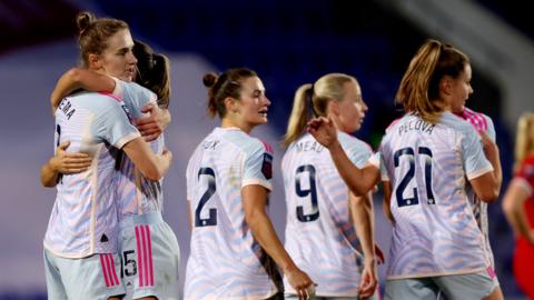 Vivianne Miedema celebrates