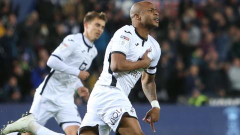 Andre Ayew'n dathlu ar ôl sgorio