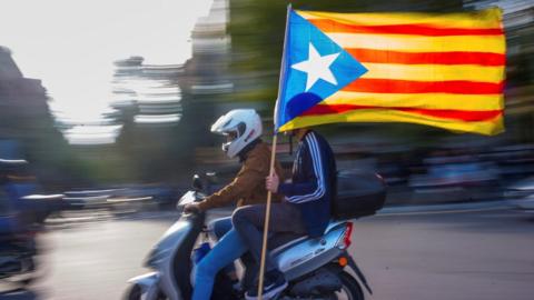 Two men with a Catalan independence flag in Barcelona, 10 October 2017