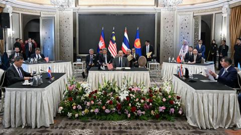 Malaysia's Prime Minister Anwar Ibrahim (C) looks on as Cambodia's Prime Minister Hun Manet (L) and Thailand's acting Prime Minister Phumtham Wechayachai (R) take part in talks on a possible ceasefire between Thailand and Cambodia in Putrajaya on July 28, 2025