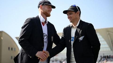 England captain Ben Stokes (left) and New Zealand captain Tom Latham (right) shake hands