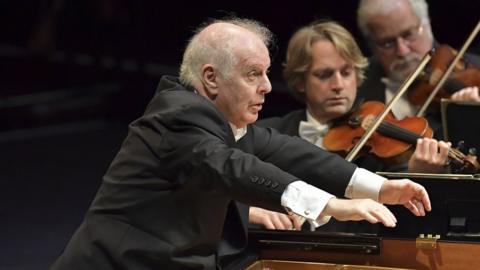 Daniel Barenboim conducting with violinists at the ý Proms in 2017