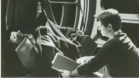 Richard Marquand gyda yr 'Emperor' wrth gyfarwyddo Return of the Jedi
