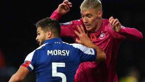 chwaraewr canol cae Ipswich Sam Morsy yn herio Jay Fulton