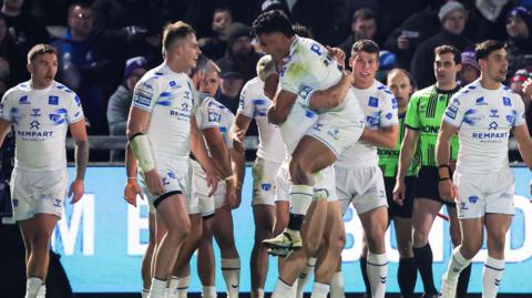 Toulouse Olympique celebrate Olly Ashall-Bott's try against Wakefield Trinity