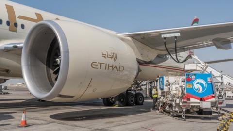 An Etihad plan refuelling on the ground