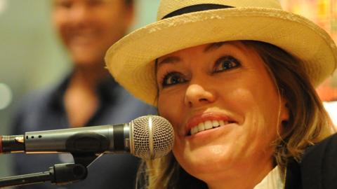 Cerys Matthews yn perfformio