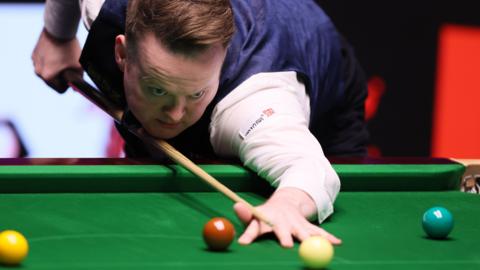 Shaun Murphy plays a shot
