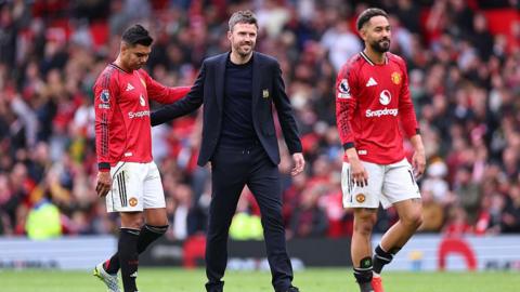 Michael Carrick celebrates with Casemiro and Matheus Cunha