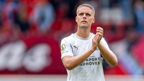 Joey Veerman applauds PSV Eindhoven fans