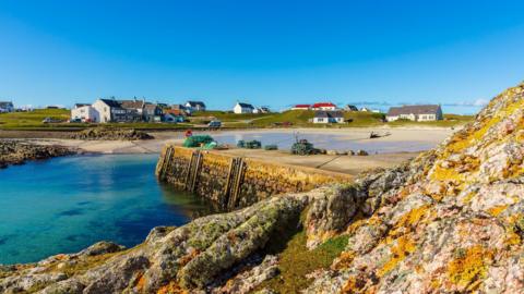 Scairinis, Tiriodh air là breàgha. 