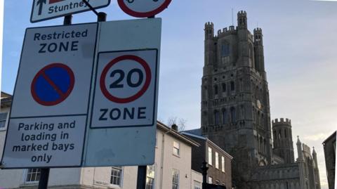20mph sign with Ely Cathedral in background