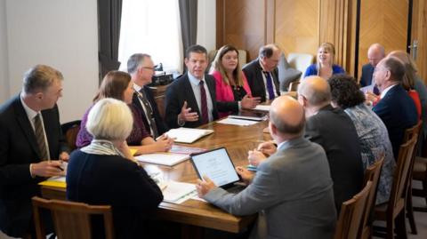 llun o'r cyfarfod cyntaf o'r cabinet ar 18 Mai 