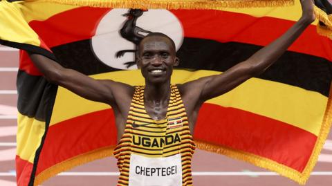 Joshua Cheptegei celebrates winning the men's 5000m at the Tokyo 2020 Olympics