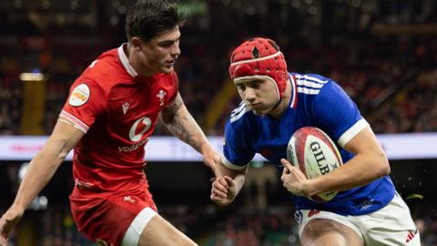 France wing Louis Bielle-Biarrey scores with Wales Louis Rees-Zammit next to him