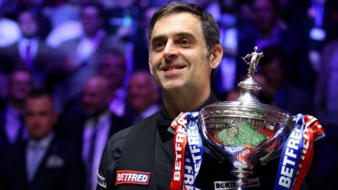 Ronnie O'Sullivan holds the World Championship trophy