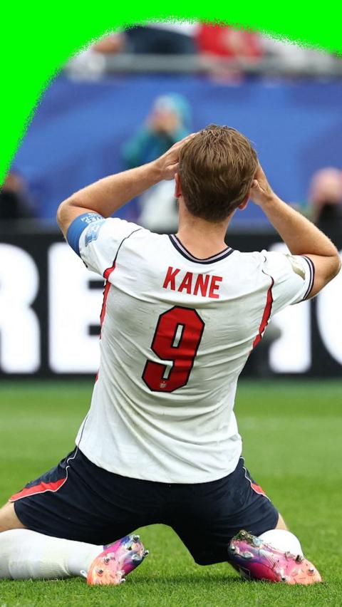 Harry Kane with hands on head after missing a chance