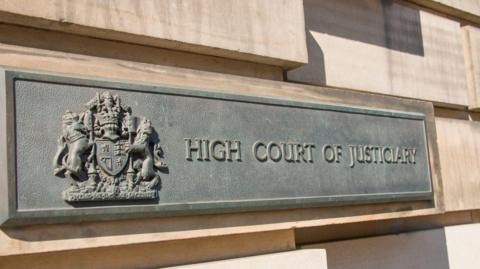 Soidhne taobh a-muigh na h-Àrd Chùirte ann an Dùn Èideann