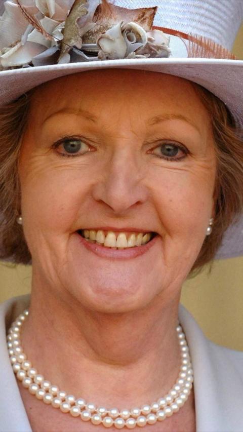 Close up Dame Penelope Keith wearing big hat and pearl around her neck