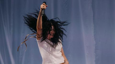 Lorde performs Green Light at Glastonbury 2025.

