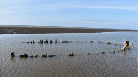 Gweddillion y llong yn y dwr ger Abergele