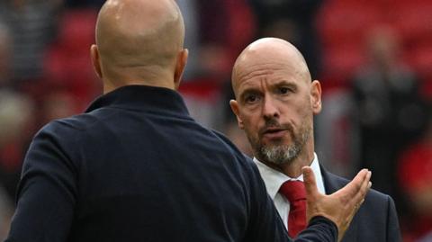 Erik ten Hag shakes hands with Arne Slot