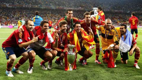 Spanish players celebrating with the Henri Delaunay Cup