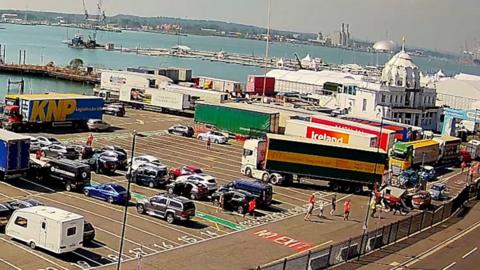 Lorry crashes into ticket booth