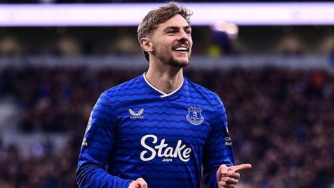Everton midfielder Kiernan Dewsbury-Hall celebrates scoring by waving both fingers 