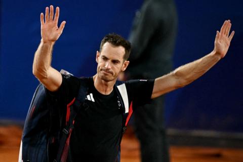 Andy Murray salutes the crowd in Paris