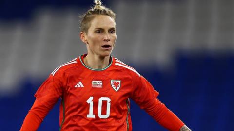 Jess Fishlock in action for Wales