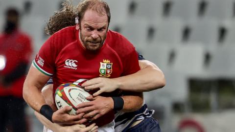 Alun Wyn Jones runs with the ball