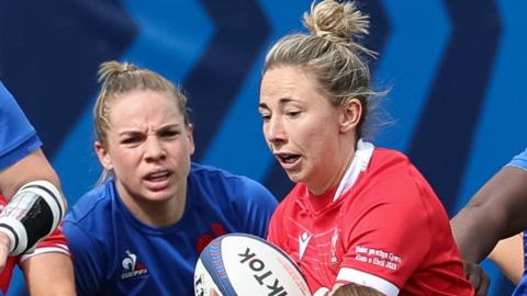 Elinor Snowsill attacks for Wales against France