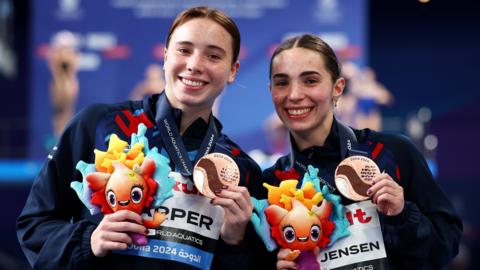 Great Britain's Yasmin Harper and Scarlett Mew Jensen with bronze medals