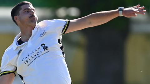 Marchant de Lange's bowling helped put Gloucestershire in a strong position against Worcestershire on day four at New Road before bad weather set in