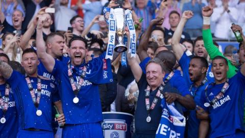 Sean Morrison yn dathlu gyda Neil Warnock