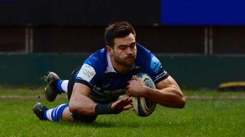 Will Muir dives to score for Bath