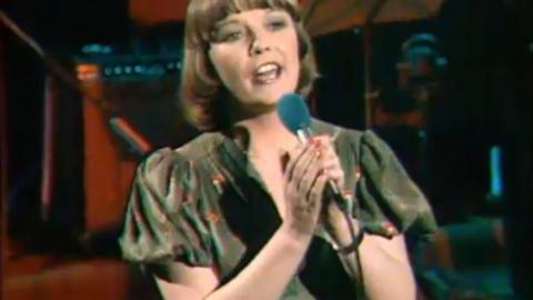 Tammy Jones yn canu ar y rhaglen bop 'Twndish' yn 1978