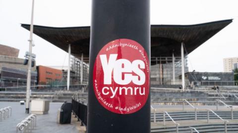 Sticer YesCymru