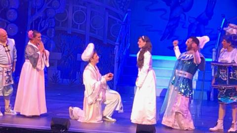 Cast applaud as Aladdin and Jasmine get engaged